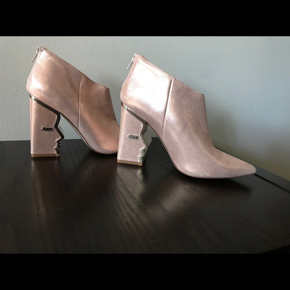 Cool ankle boots w/heel detail